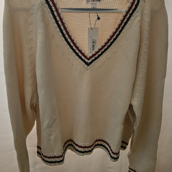 Chic V-Neck Sweater with Black and Red Trim - Picture 4 of 5